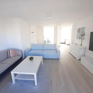 https://jardines-canarios-los-cristianos-tenerife-38650-4.tenerifehoteles.net